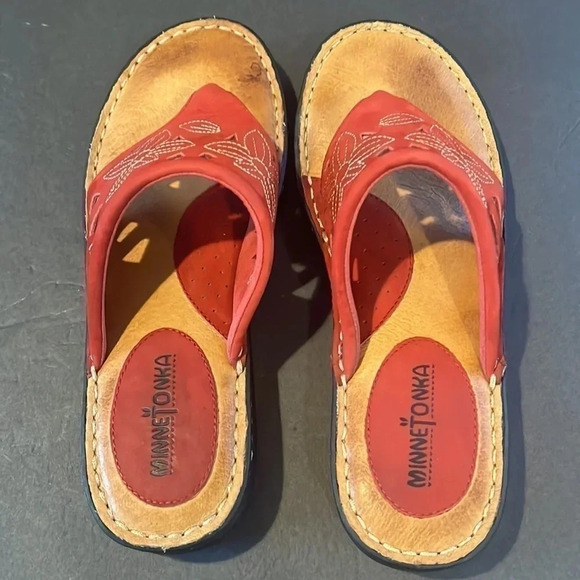 Minnetonka Red Leather Floral Slip On Sandals Size 9 - Picture 2 of 8